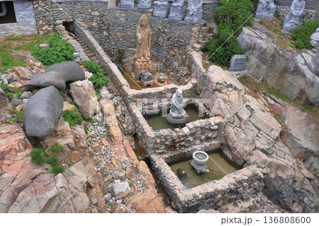プサン近郊　海東龍宮寺 136808600