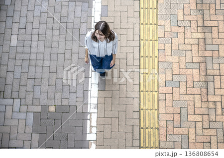 街中を散歩する若い女性　俯瞰撮影 136808654