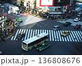 渋谷のスクランブル交差点　車両優先帯 136808676