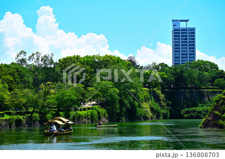 夏の大阪城のお堀 夏の大阪城のお堀 136808703