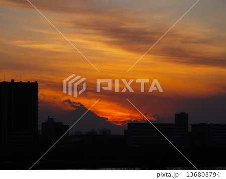 赤く染まる夕焼け雲とシルエットの富士山 赤く染まる夕焼け雲とシルエットの富士山 136808794