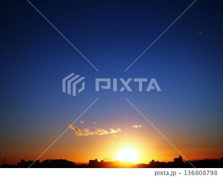 街に沈む太陽 136808798