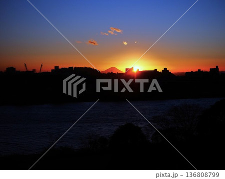 オレンジ色の夕日と富士山のシルエット オレンジ色の夕日と富士山のシルエット 136808799