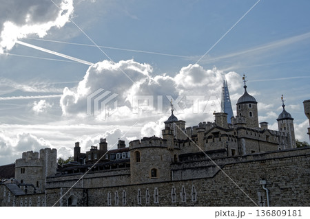 イギリス　ロンドン塔　青空バックグラウンド 136809181