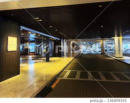 高級ホテルの車寄せ 高級ホテルの車寄せ 136809191