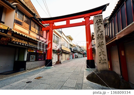 京都府 伏見稲荷大社 裏参道の鳥居 京都市伏見区深草藪之内町 京都府 伏見稲荷大社 裏参道の鳥居 京都市伏見区深草藪之内町 136809334