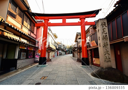 京都府　伏見稲荷大社　裏参道の鳥居　京都市伏見区深草藪之内町 136809335