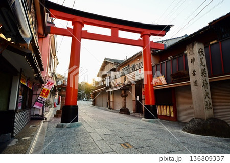 京都府　伏見稲荷大社　裏参道の鳥居　京都市伏見区深草藪之内町 136809337