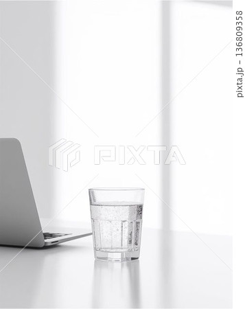 水分補給と健康経営を表現したビジネス縦構図(余白あり) 水分補給と健康経営を表現したビジネス縦構図(余白あり) 136809358