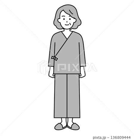 病院の検査着の年配の女性(全身) 病院の検査着の年配の女性(全身) 136809444