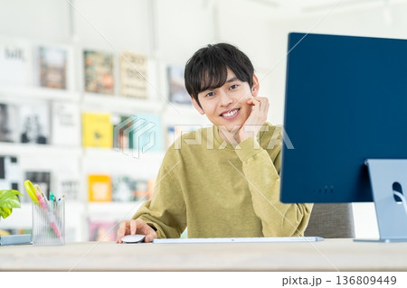オフィスで働く若いデザイナー 136809449