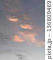 晴れた日暮れの西空に美しい夕焼け雲 136809469