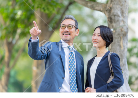 ビジネス　男性　女性	 136809476