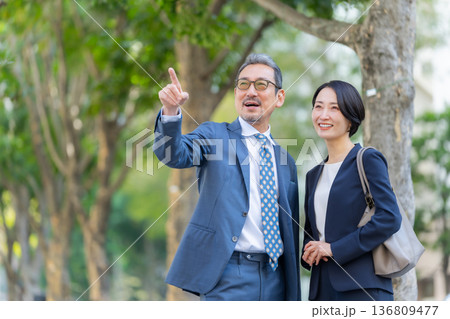 ビジネス　男性　女性	 136809477