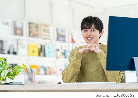 オフィスで働く若いデザイナー 136809558