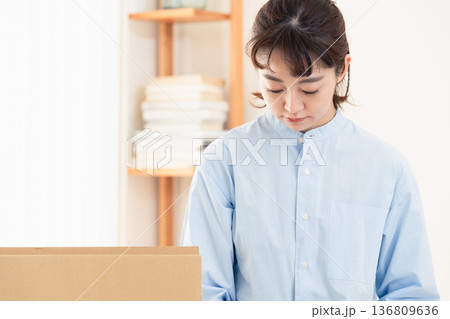 不要品の整理をする女性 不要品の整理をする女性 136809636