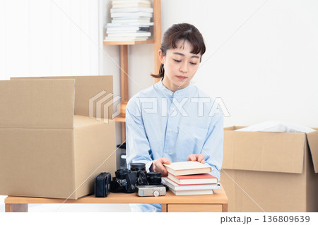 不要品の整理をする女性 136809639