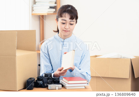 不要品の整理をする女性 136809640