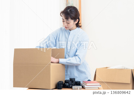 不要品の整理をする女性 136809642
