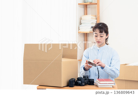 不要品の整理をする女性 136809643