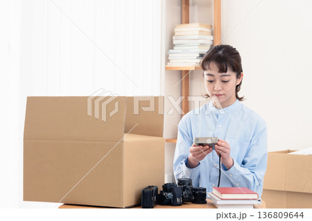 不要品の整理をする女性 不要品の整理をする女性 136809644