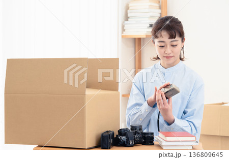 不要品の整理をする女性 136809645