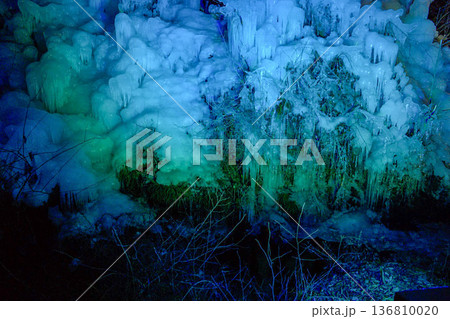 氷柱と水面のコラボ 氷柱と水面のコラボ 136810020
