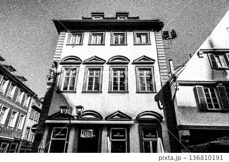 モノクロな洋風建築の建物 136810191