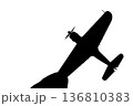 指でつままれたシルエットのプロペラ戦闘機 136810383