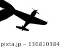 指でつままれたシルエットのプロペラ戦闘機 136810384