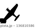 指でつままれたシルエットのプロペラ戦闘機 136810386