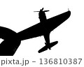 指でつままれたシルエットのプロペラ戦闘機 136810387