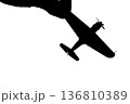 指でつままれたシルエットのプロペラ戦闘機 136810389