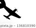 指でつままれたシルエットのプロペラ戦闘機 136810390
