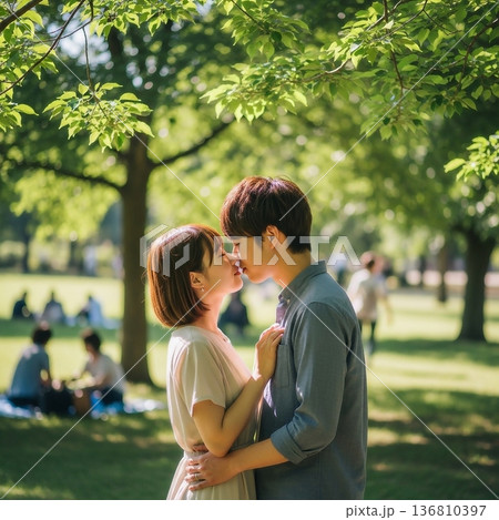 公園でキスをする若い日本人の男女カップル 136810397