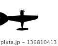 指でつままれたシルエットのプロペラ戦闘機 136810413