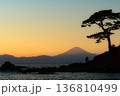 夕暮れの秋谷海岸から望む富士山と松、カップルのシルエット 136810499