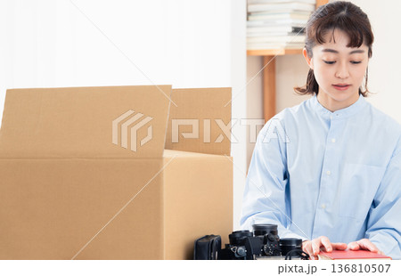 不要品の整理をする女性 不要品の整理をする女性 136810507