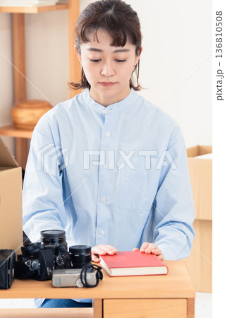 不要品の整理をする女性 136810508