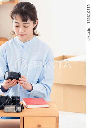 不要品の整理をする女性 136810510