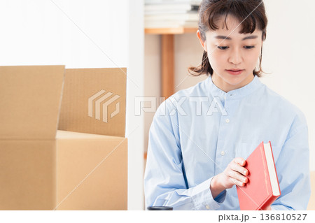 不要品の整理をする女性 不要品の整理をする女性 136810527