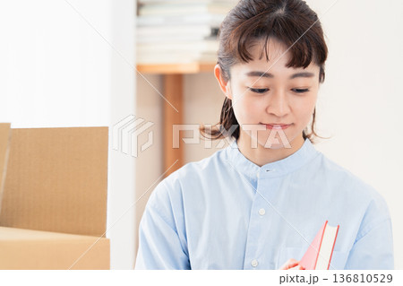 不要品の整理をする女性 136810529