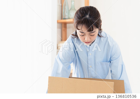 不要品の整理をする女性 不要品の整理をする女性 136810536