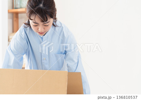 不要品の整理をする女性 不要品の整理をする女性 136810537