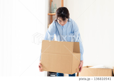 不要品の整理をする女性 不要品の整理をする女性 136810541