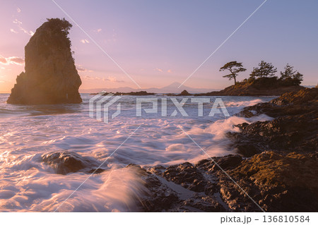 スローシャッターで捉えた秋谷海岸の波しぶきと夕刻の富士山 スローシャッターで捉えた秋谷海岸の波しぶきと夕刻の富士山 136810584