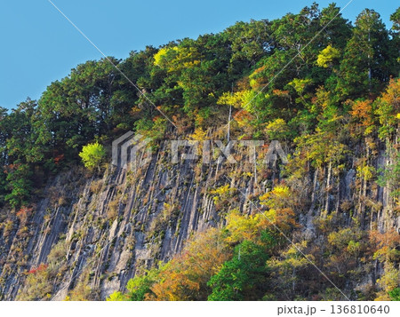 秋の奈良県曽爾村 紅葉に囲まれた屏風岩 秋の奈良県曽爾村 紅葉に囲まれた屏風岩 136810640