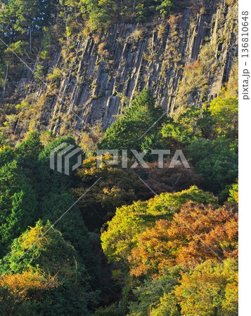 秋の奈良県曽爾村 紅葉に囲まれた屏風岩 秋の奈良県曽爾村 紅葉に囲まれた屏風岩 136810648