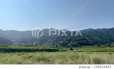 福岡県糸島市の田園風景と山並み 福岡県糸島市の田園風景と山並み 136810842