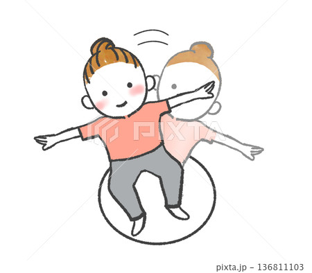 ダイエットの為にバランスボールに乗ってバランスをとる女性 136811103